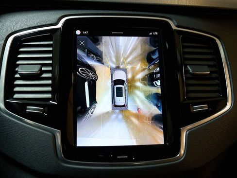 Certified 2024 Volvo XC90 B6 Plus w/ Protection Package Premier AWD/4WD image 33