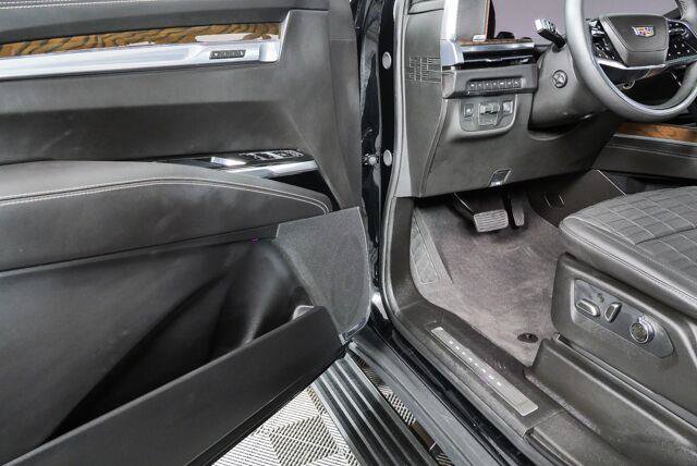 Certified 2026 Cadillac Escalade Platinum Sport w/ LPO, ONYX Package AWD/4WD image 9