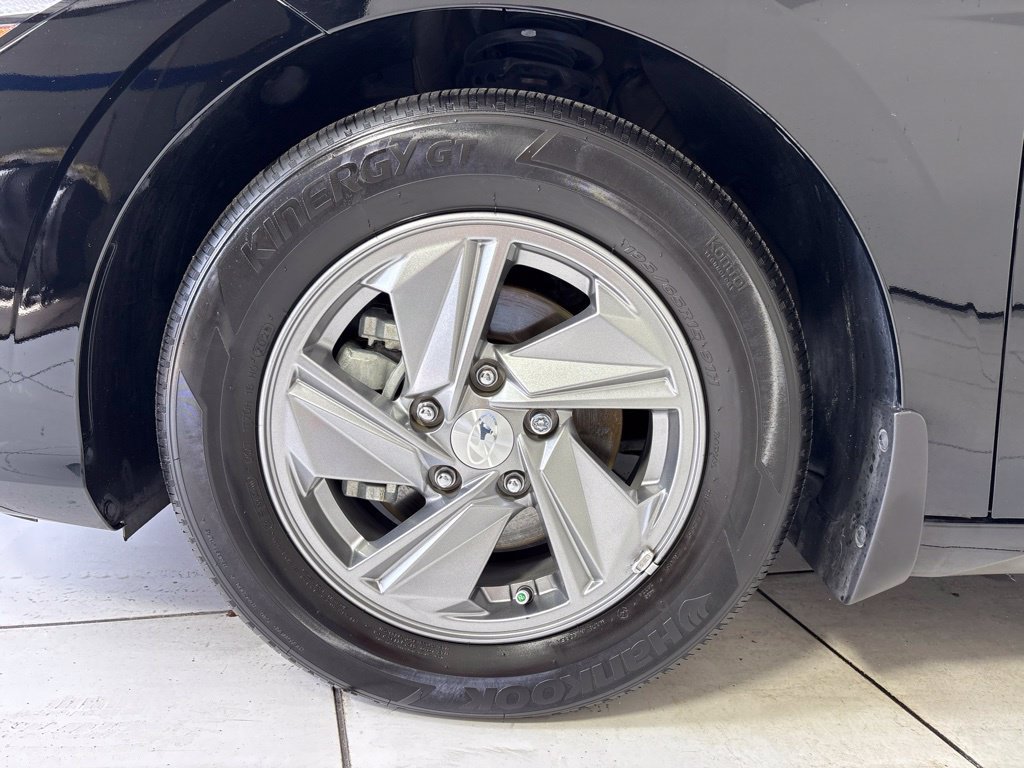 Used 2025 Hyundai Elantra SE FWD image 9