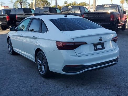 Used 2023 Volkswagen Jetta SE w/ Panoramic Sunroof Package image 5