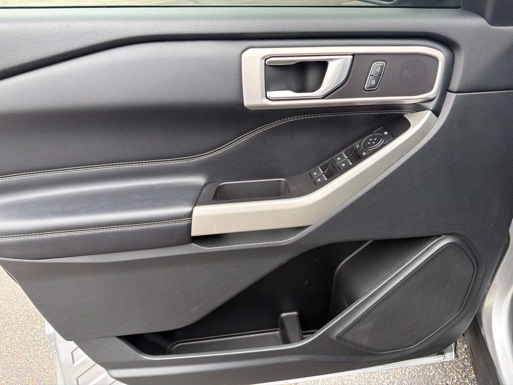 Used 2021 Ford Explorer XLT AWD/4WD image 16