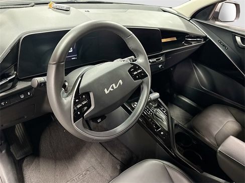 Used 2023 Kia Niro EX image 9