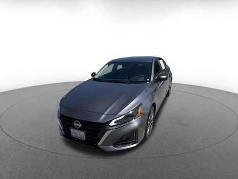 Used 2025 Nissan Altima 2.5 SV FWD image 7