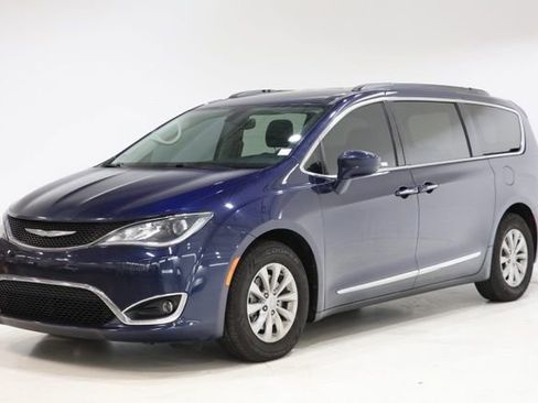 Used 2017 Chrysler Pacifica Touring-L FWD image 3