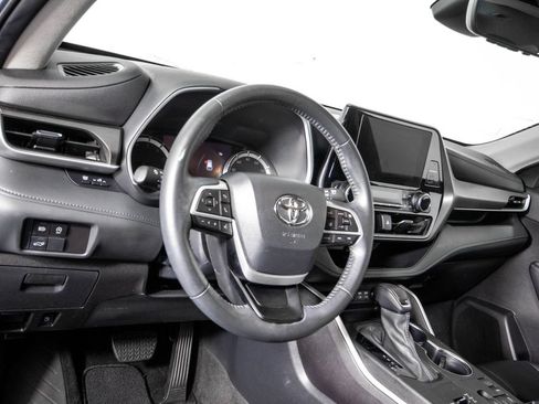Used 2024 Toyota Highlander XLE FWD image 18