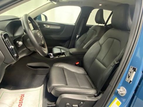 Certified 2025 Volvo XC40 B5 Plus AWD/4WD image 10