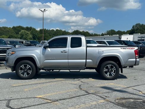 Used 2017 Toyota Tacoma TRD Sport w/ Tow Package (A/T) AWD/4WD image 10