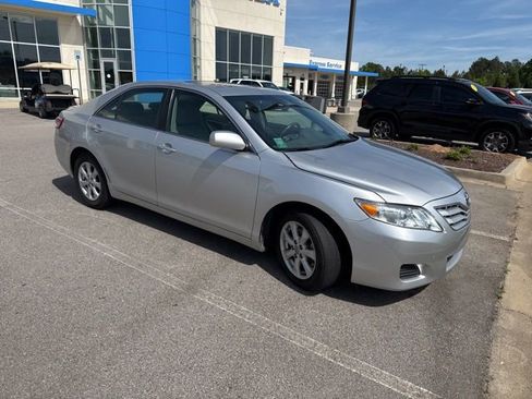 Used 2010 Toyota Camry LE image 1