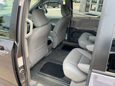 Used 2017 Toyota Sienna XLE w/ XLE Navigation Package AWD/4WD image 31