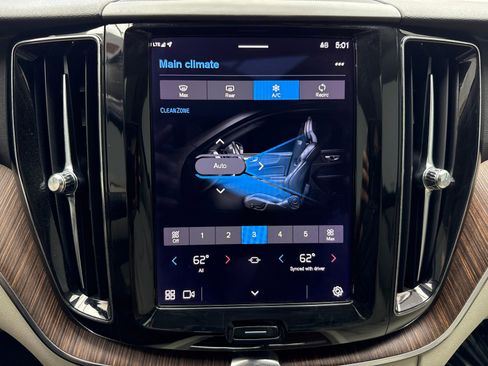 Used 2022 Volvo XC60 B5 Momentum w/ Protection Package Premier image 25