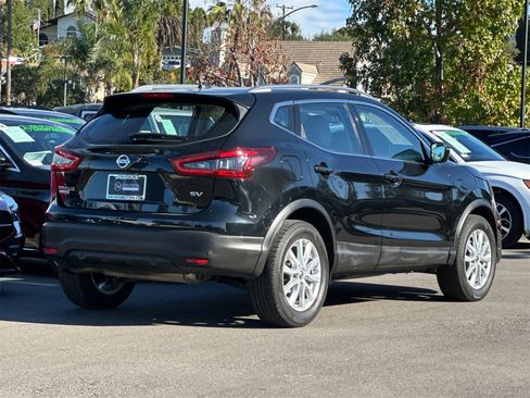 Used 2020 Nissan Rogue Sport SV image 3