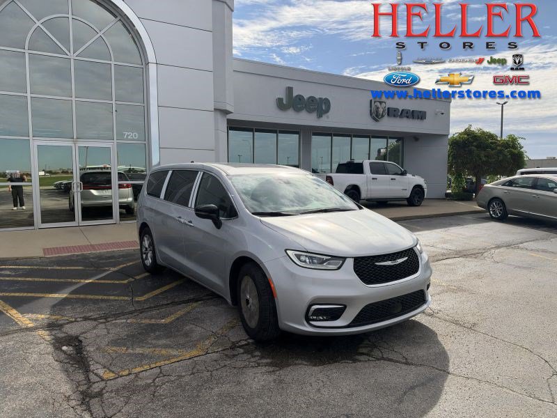 Used 2026 Chrysler Pacifica Limited FWD image 1