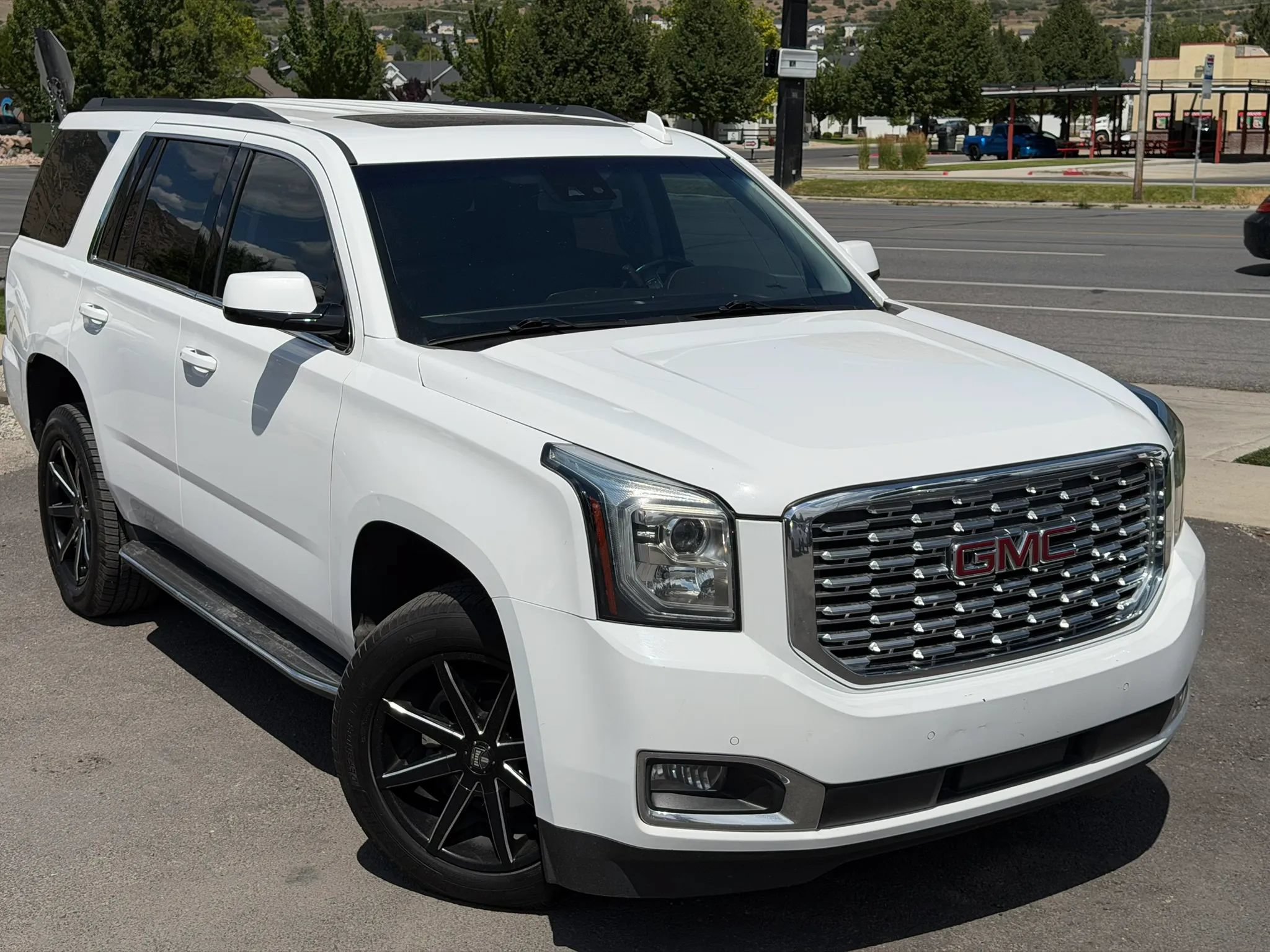 Used 2019 GMC Yukon SLT AWD/4WD image 3