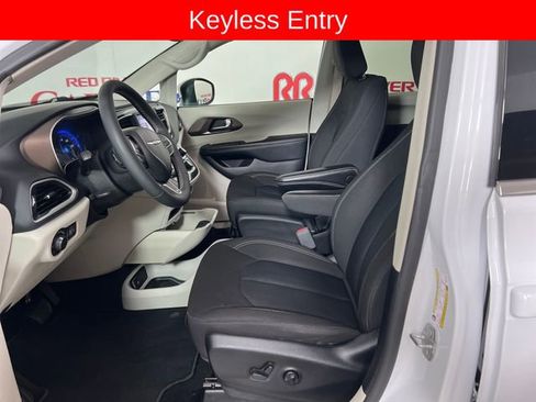 Used 2023 Chrysler Voyager LX image 11