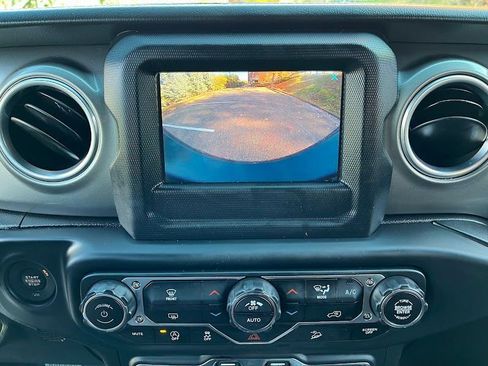 Used 2018 Jeep Wrangler Unlimited Sahara image 19