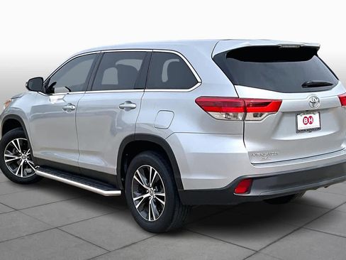 Used 2019 Toyota Highlander LE image 11