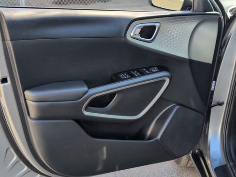 Certified 2025 Kia Soul LX w/ LX Technology Package FWD image 12