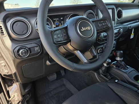 New 2023 Jeep Gladiator Willys image 22