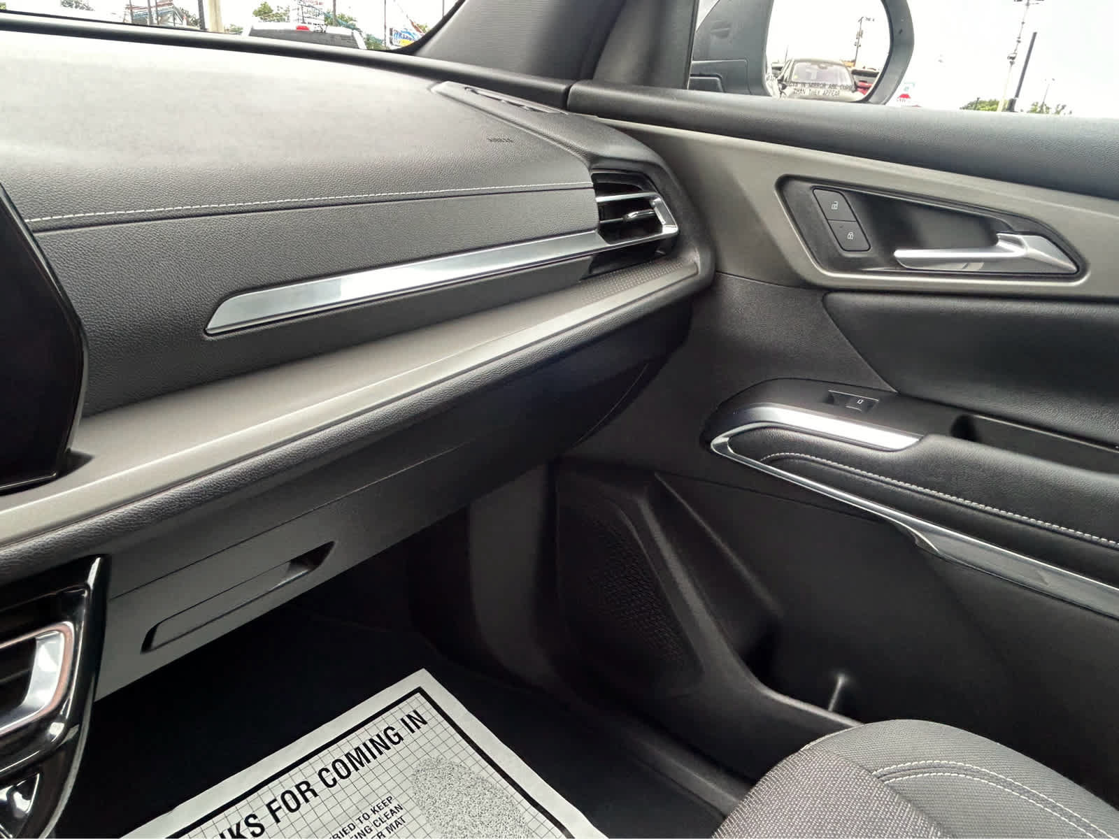 Used 2025 Chevrolet Traverse LT FWD image 49