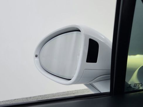 Used 2020 Porsche Macan Turbo image 15