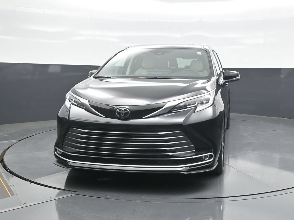 Used 2026 Toyota Sienna Limited FWD image 2