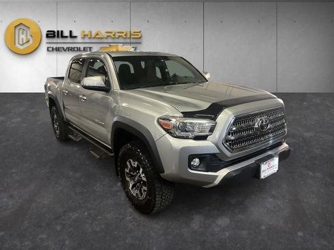 Used 2017 Toyota Tacoma TRD Off-Road w/ Tow Package (A/T) AWD/4WD image 9