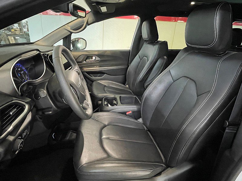 Used 2026 Chrysler Pacifica Select FWD image 9