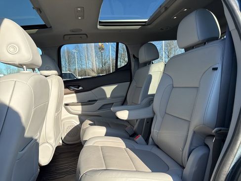 Used 2020 GMC Acadia SLT w/ Premium Package image 15