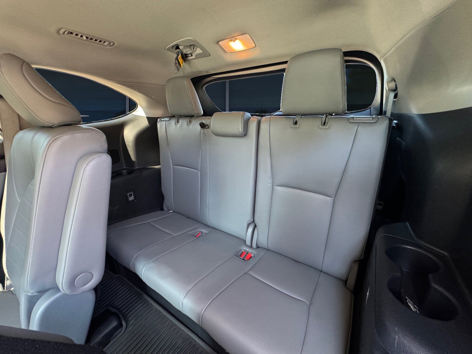 Used 2022 Toyota Highlander XLE AWD/4WD image 17