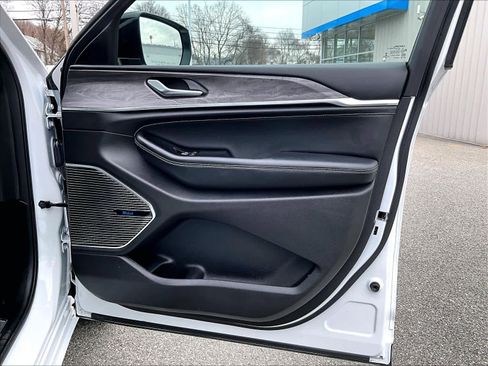 Used 2023 Jeep Grand Cherokee Overland image 12