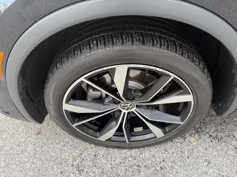 Used 2024 Volkswagen Tiguan SEL R-Line image 12