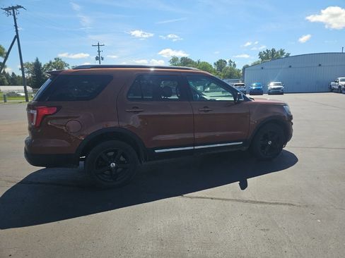Used 2017 Ford Explorer XLT w/ Equipment Group 202A AWD/4WD image 6