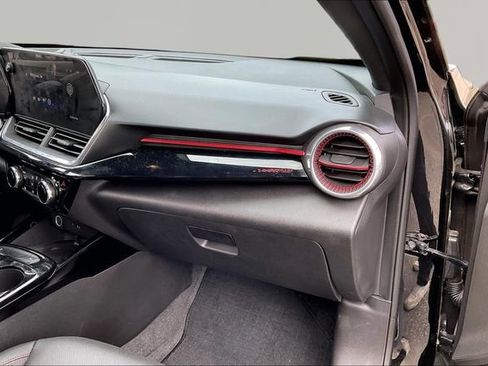 Used 2024 Chevrolet Trax RS w/ Sunroof Package image 18