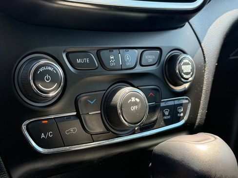 Used 2020 Jeep Cherokee Latitude Plus AWD/4WD image 3