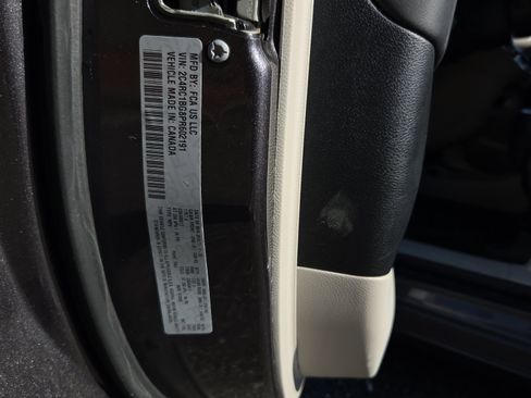 Used 2023 Chrysler Pacifica Touring-L FWD image 16