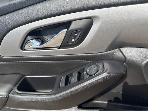 Used 2022 Chevrolet Traverse LT image 16