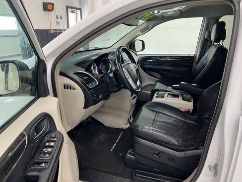 Used 2014 Chrysler Town & Country Touring FWD image 7