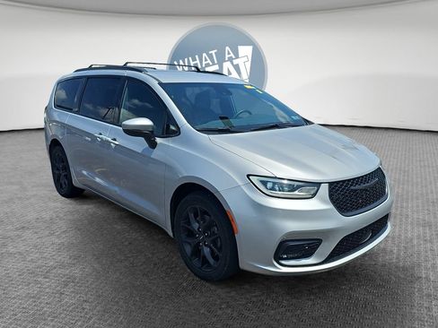 Used 2023 Chrysler Pacifica Touring-L w/ S Appearance Package AWD/4WD image 1
