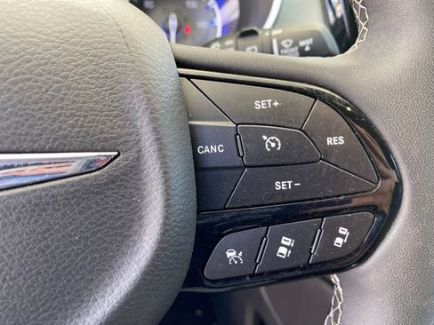 Used 2025 Chrysler Pacifica Limited FWD image 21