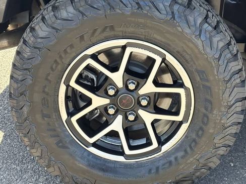 Used 2025 Jeep Wrangler Unlimited Rubicon AWD/4WD image 9