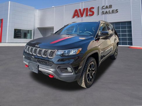 Used 2025 Jeep Compass Trailhawk image 1