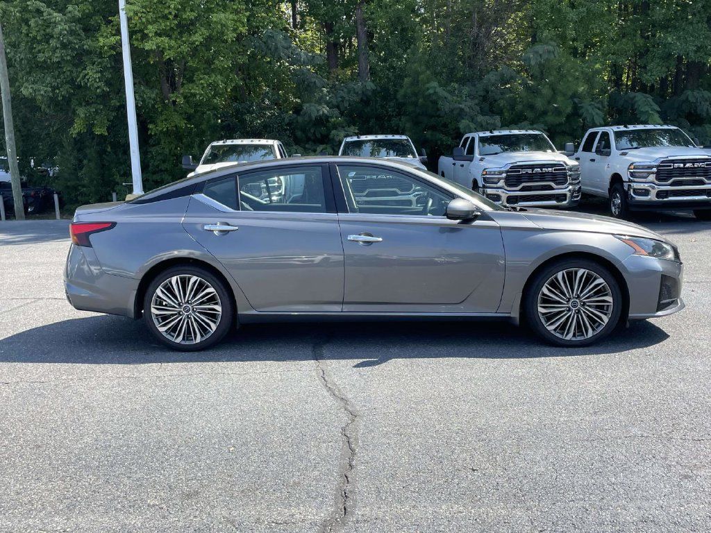 Used 2023 Nissan Altima 2.5 SL FWD image 9