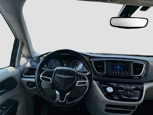 Used 2018 Chrysler Pacifica Touring-L w/ Tire & Wheel Group FWD image 22
