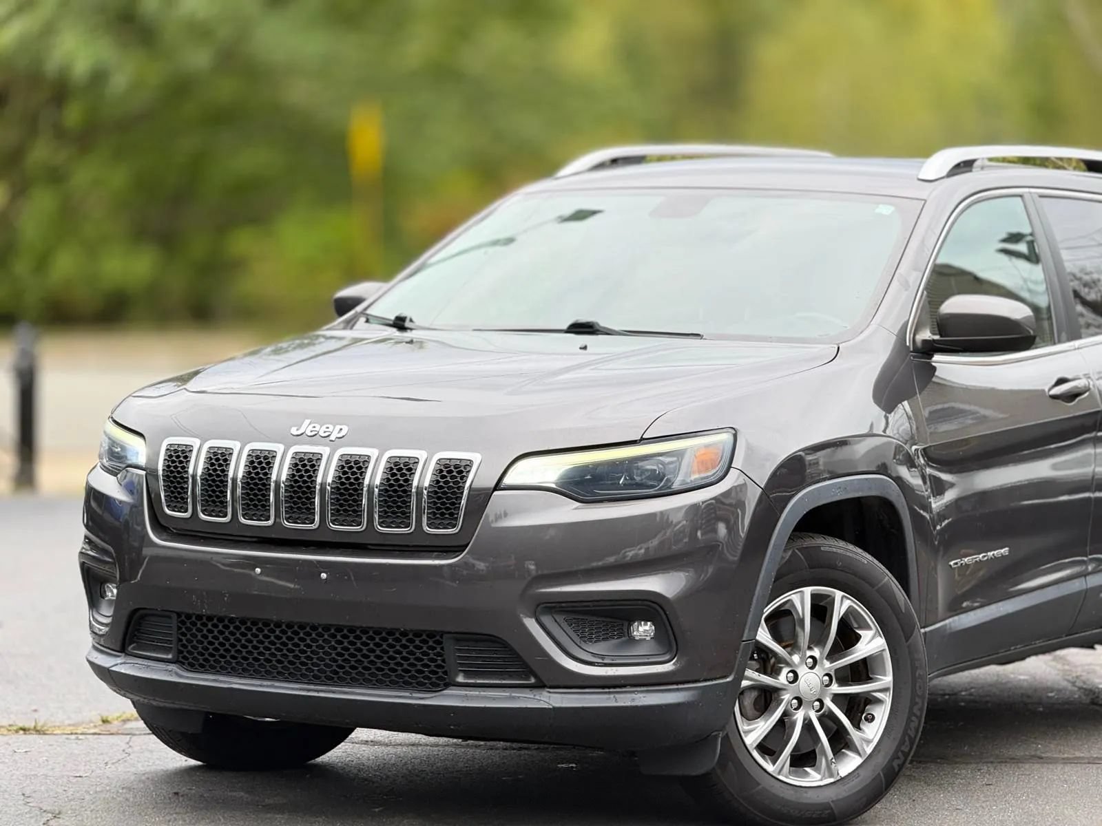 Used 2019 Jeep Cherokee Latitude Plus AWD/4WD image 2