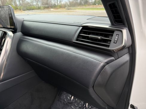 Used 2023 Lexus LX 600 4WD w/ Luxury Package image 18