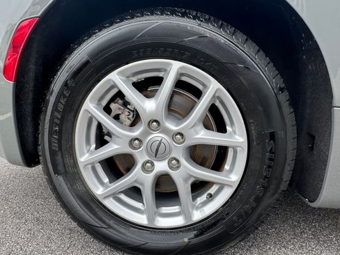 Used 2023 Chrysler Pacifica Touring-L FWD image 19