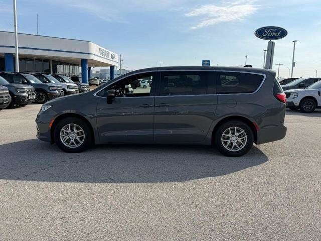 Used 2025 Chrysler Pacifica Select FWD image 2