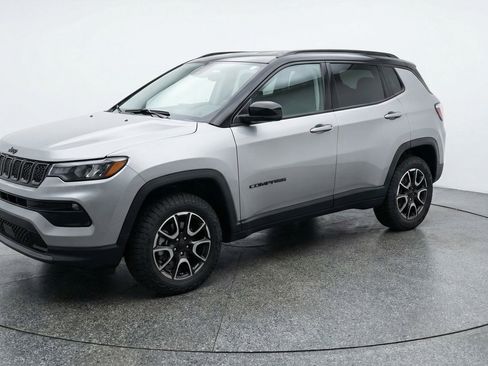 Used 2025 Jeep Compass Trailhawk AWD/4WD image 3