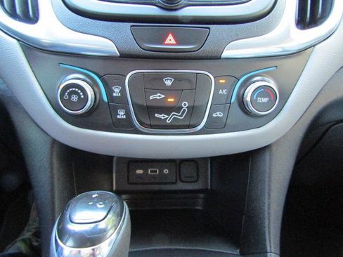 Used 2021 Chevrolet Equinox LS image 18