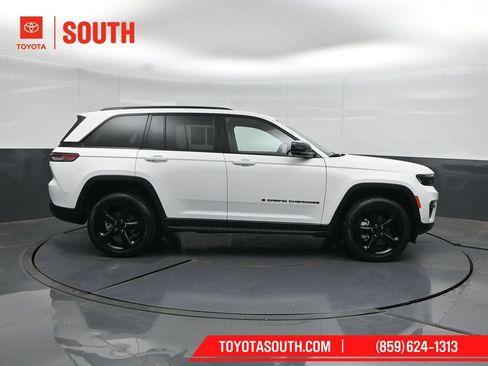 Used 2023 Jeep Grand Cherokee Limited w/ Luxury Tech Group II AWD/4WD image 3